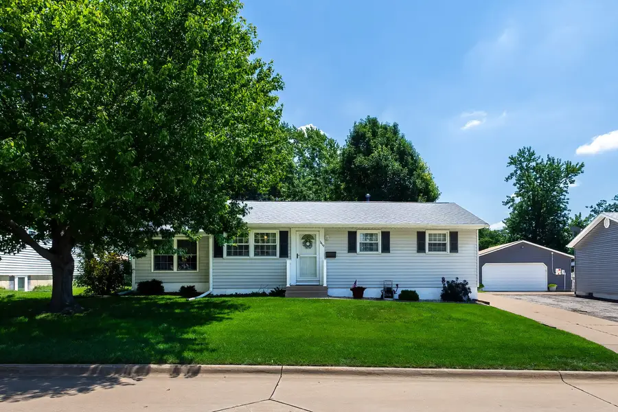 3419 Wakonda Drive, Bettendorf, IA 52722 - #3