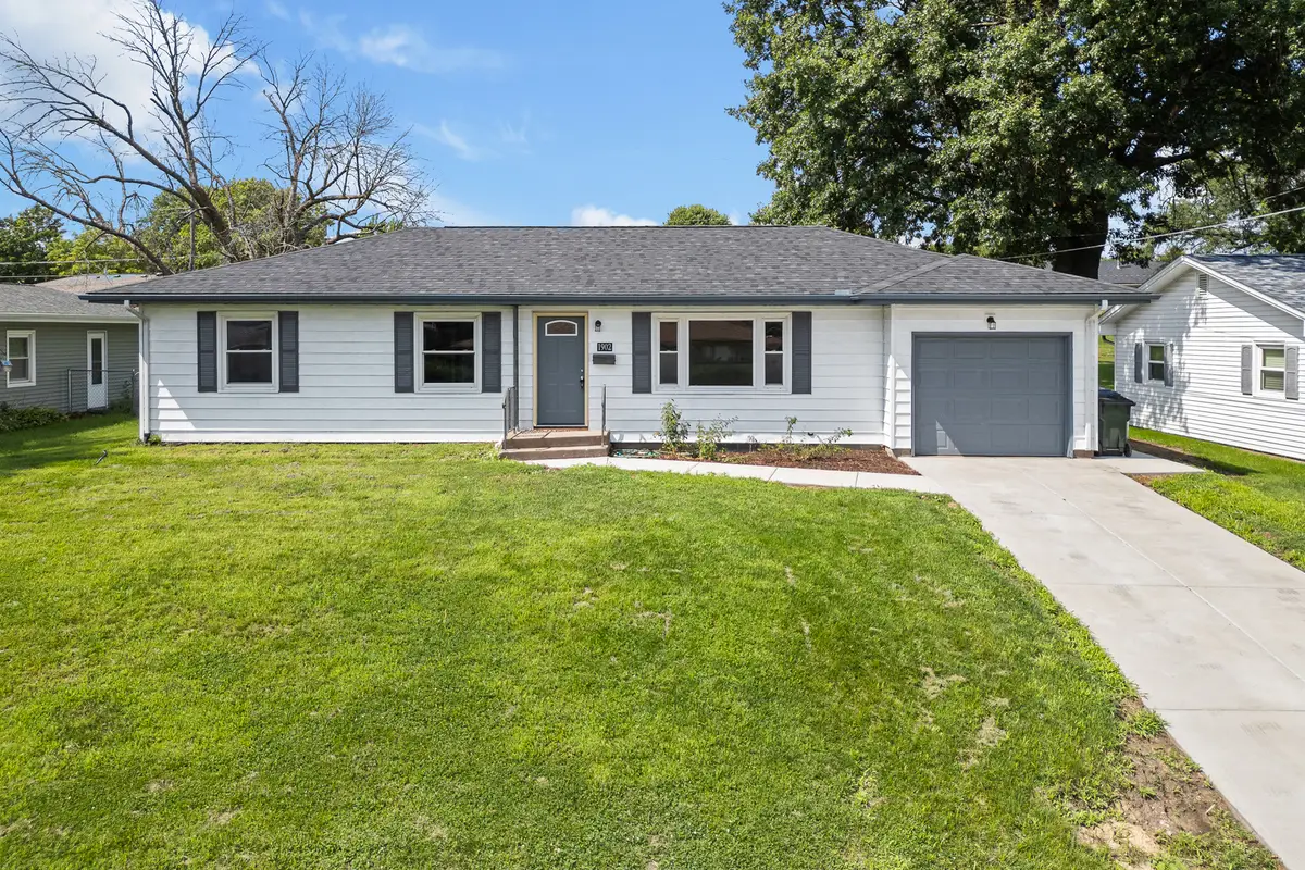 1902 W 38th Street, Davenport, IA 52806 - #1