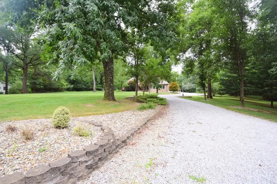 12183 E Hutchison Road, Mount Vernon, IL 62864 - #2