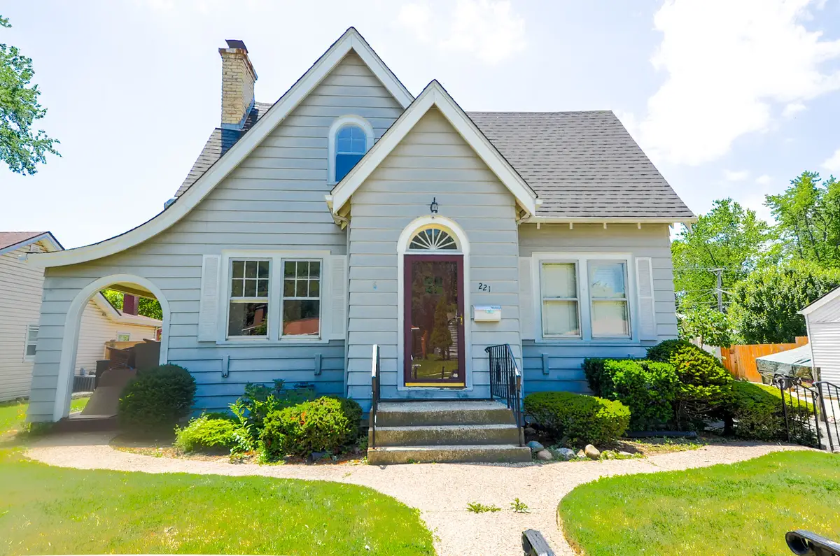 221 W Courtland Street, Mundelein, IL 60060 - #1