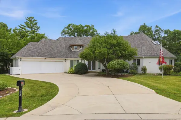 34 Robin Hood Ranch, Oak Brook, IL 60523