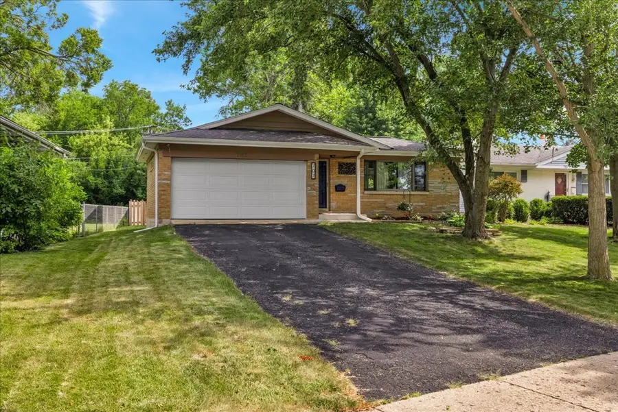 707 S Gables Boulevard, Wheaton, IL 60189 - #2