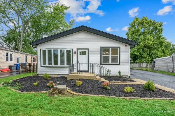 18172 W Twin Lakes Boulevard, Grayslake, IL 60030