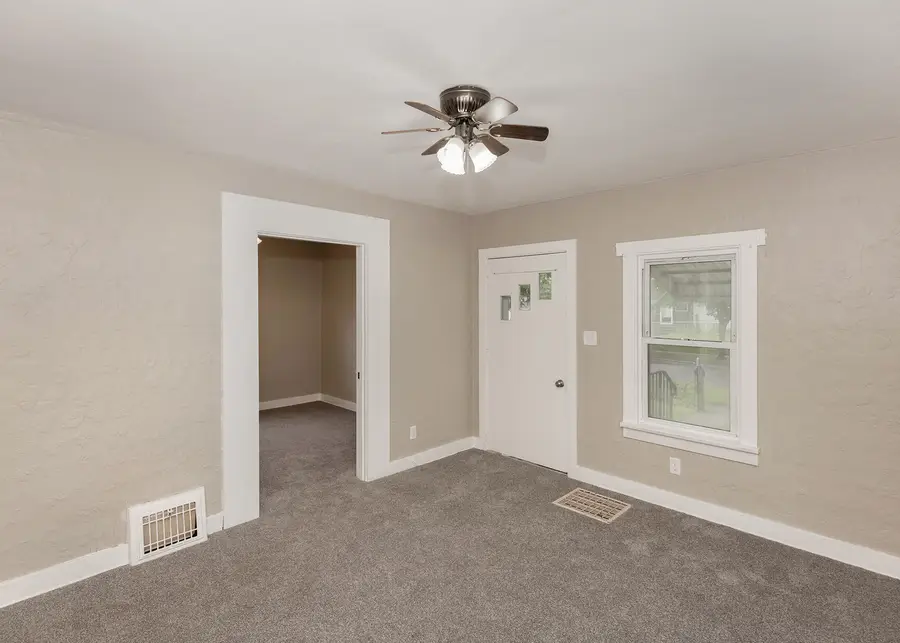 324 S Hazelwood Avenue, Davenport, IA 52802 - #2