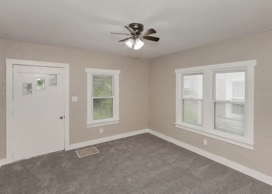 324 S Hazelwood Avenue, Davenport, IA 52802 - #3