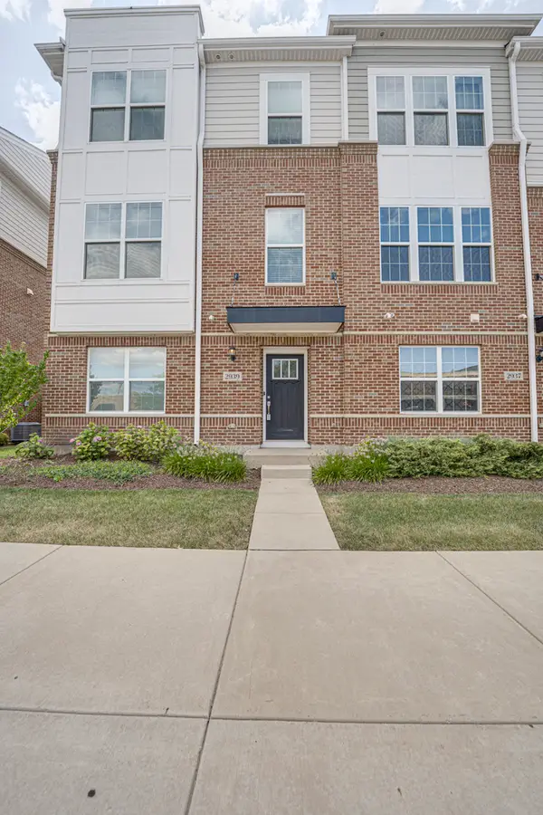 2939 Showplace Drive, Naperville, IL 60564