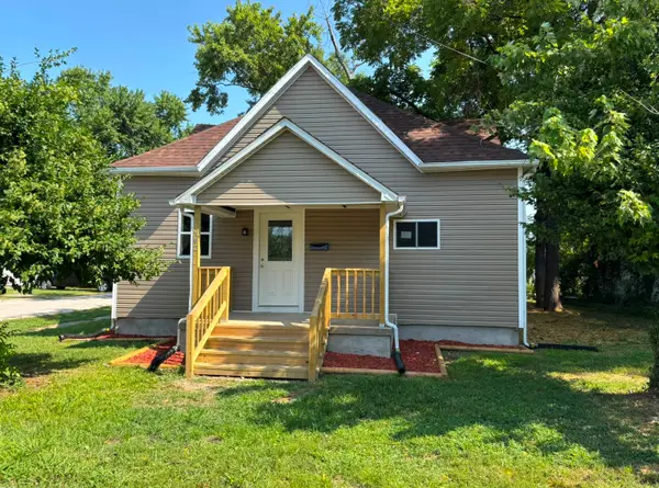 1102 E Church Street, Salem, IL 62881