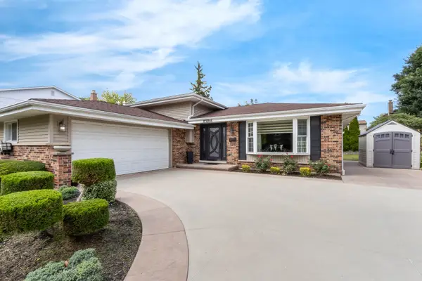 17W544 Sutton Place, Darien, IL 60561