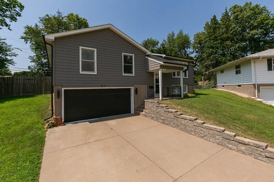 101 24th Avenue Court, Moline, IL 61265 - #3