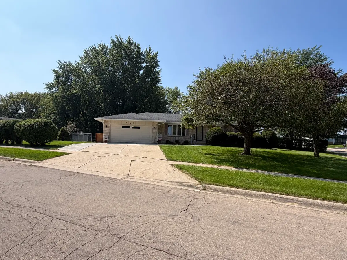 802 S Canterbury Drive, Freeport, IL 61032 - #1