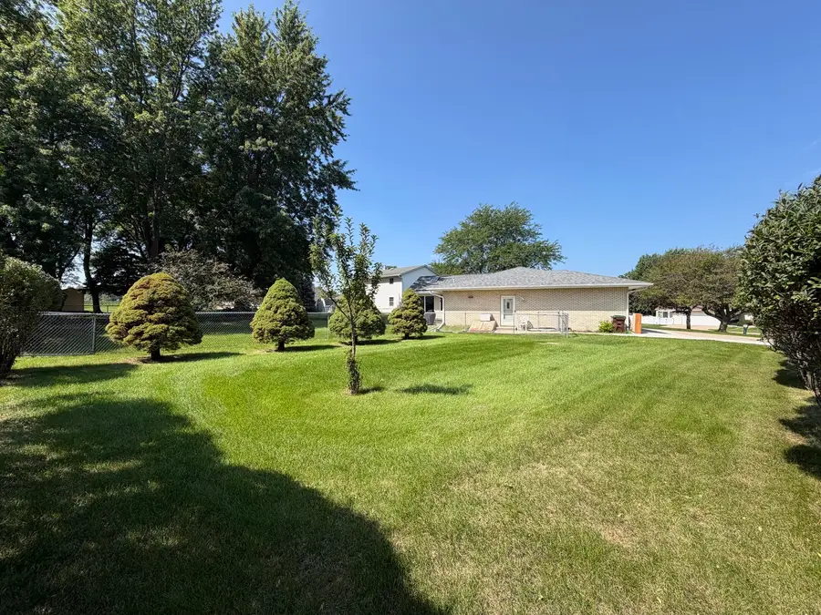 802 S Canterbury Drive, Freeport, IL 61032 - #2