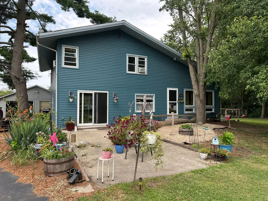 320 E Lincoln Avenue, Watseka, IL 60970 - #3