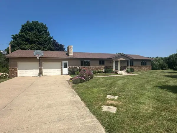 2688 252nd Street, De Witt, IA 52742