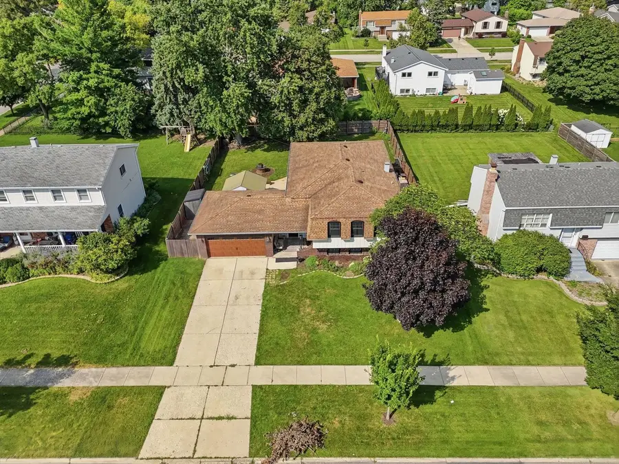 1255 Briarcliffe Boulevard, Wheaton, IL 60189 - #2
