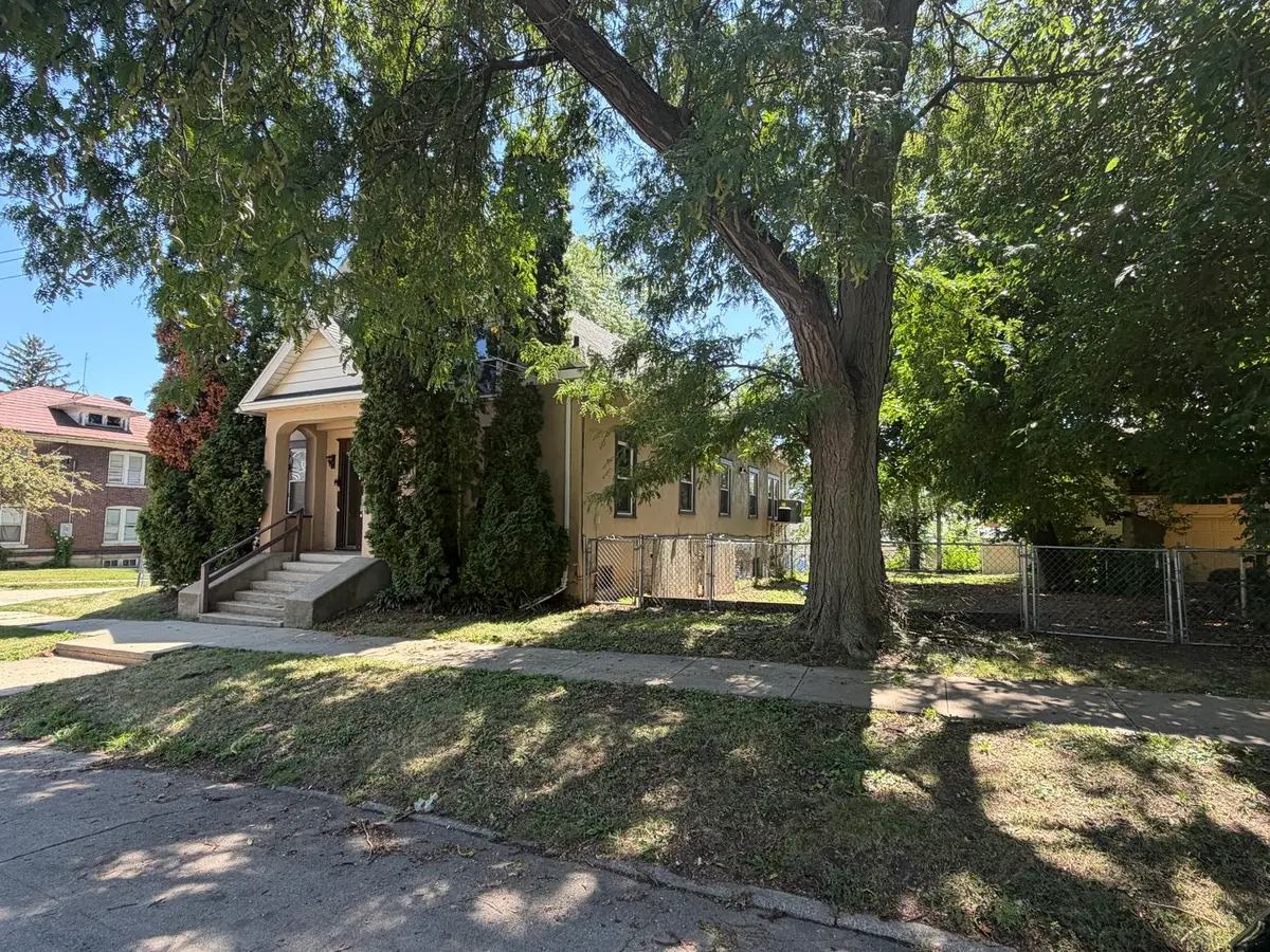 537 W Pleasant Street, Freeport, IL 61032 - #1