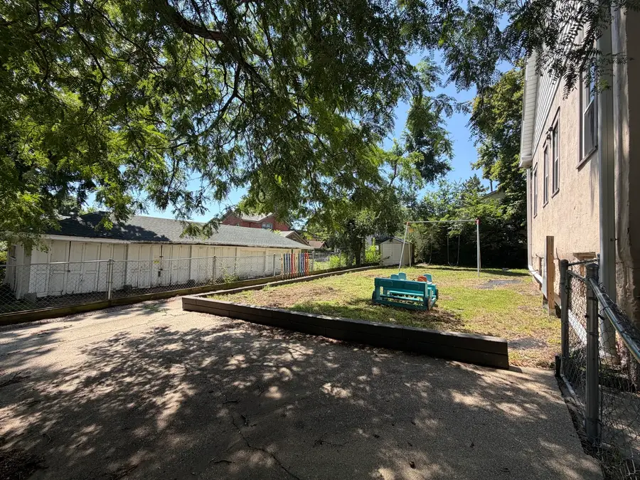 537 W Pleasant Street, Freeport, IL 61032 - #2