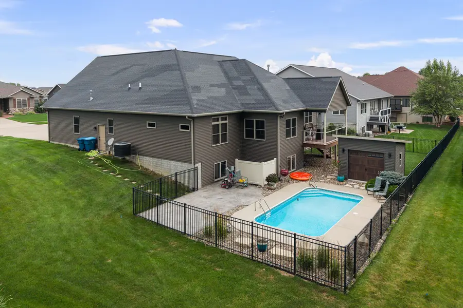 813 S 10th Street, Eldridge, IA 52748 - #2