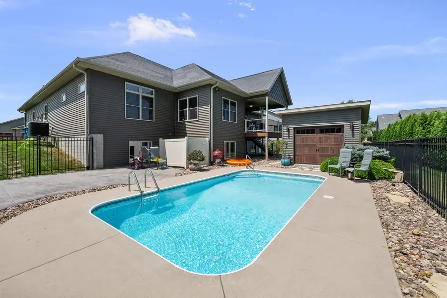 813 S 10th Street, Eldridge, IA 52748 - #3