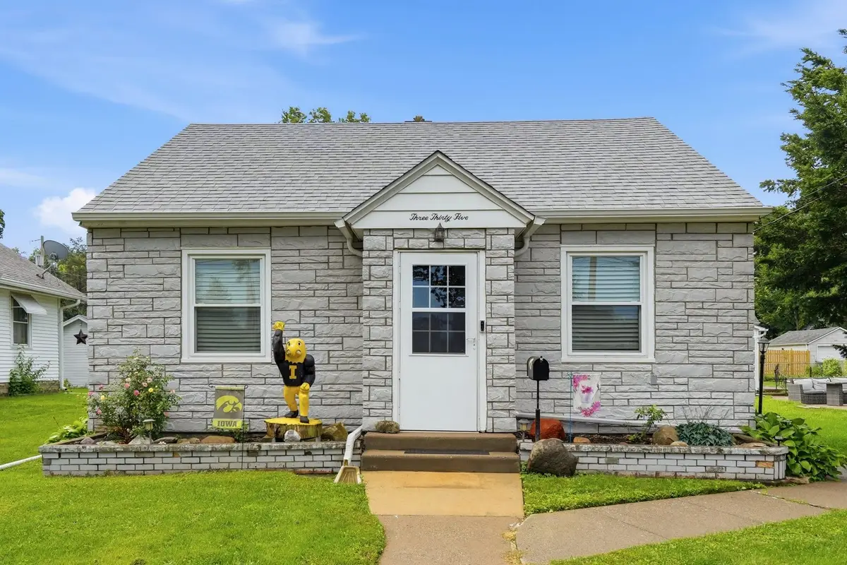 335 W 30th Street, Davenport, IA 52803 - #1
