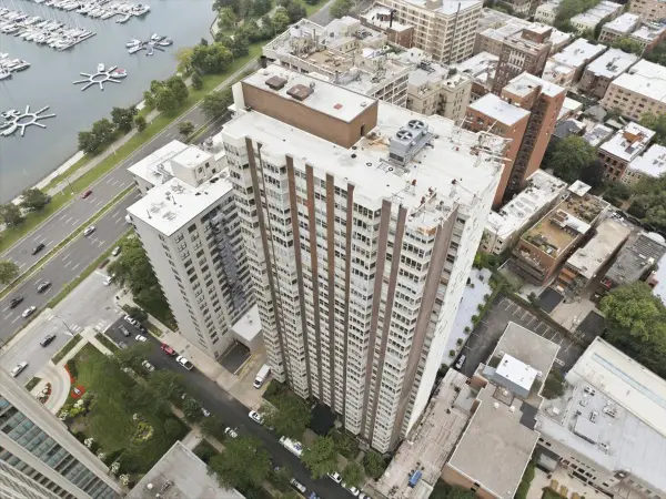 525 W Hawthorne Place #1002, Chicago, IL 60657