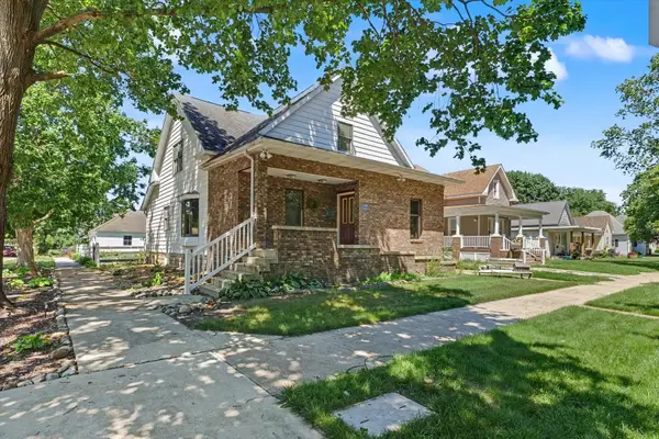 12 S Walnut Street, Villa Grove, IL 61956