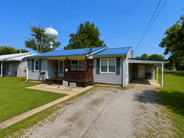 834 W 7th Street, Flora, IL 62839