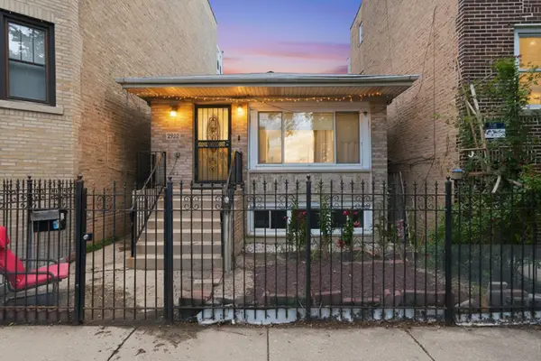 2922 W Nelson Street, Chicago, IL 60618