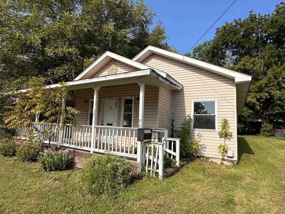 905 N Mcleansboro Street, Benton, IL 62812 - #1