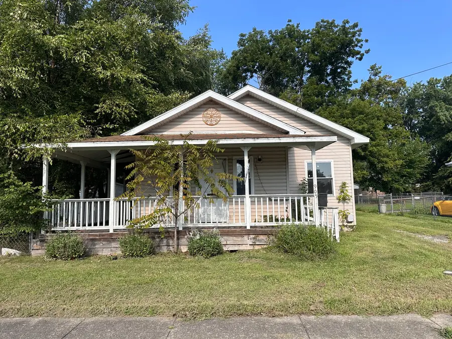905 N Mcleansboro Street, Benton, IL 62812 - #3