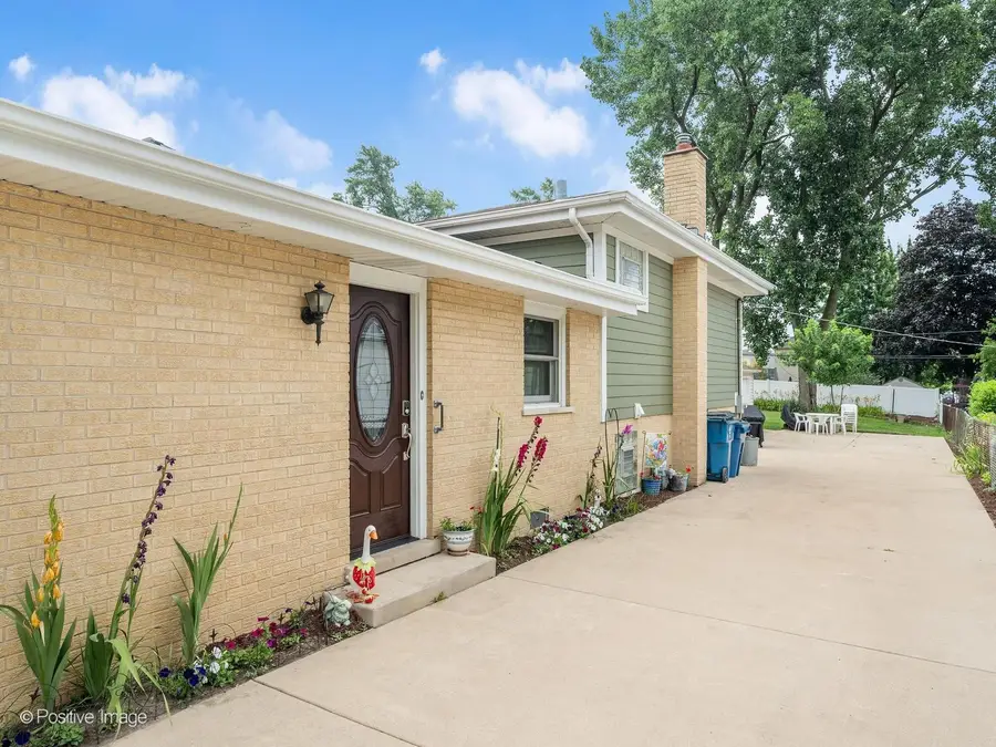 570 W Crockett Avenue, Elmhurst, IL 60126 - #2