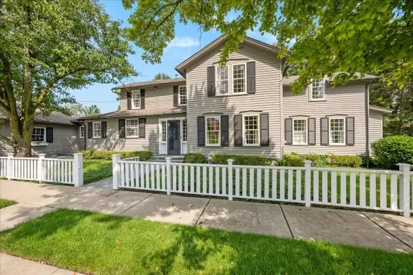 133 S River Lane, Geneva, IL 60134
