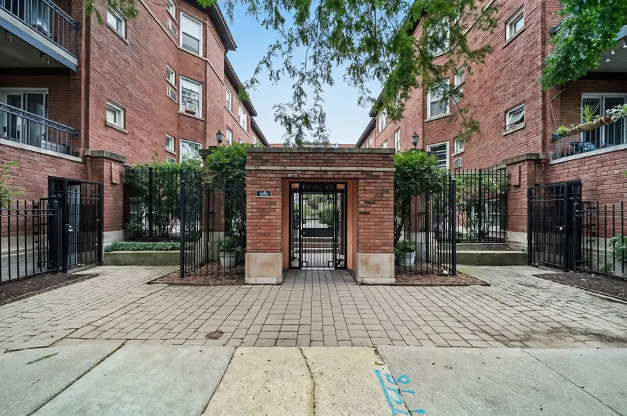 833 W Belle Plaine Avenue #3, Chicago, IL 60613 - #3
