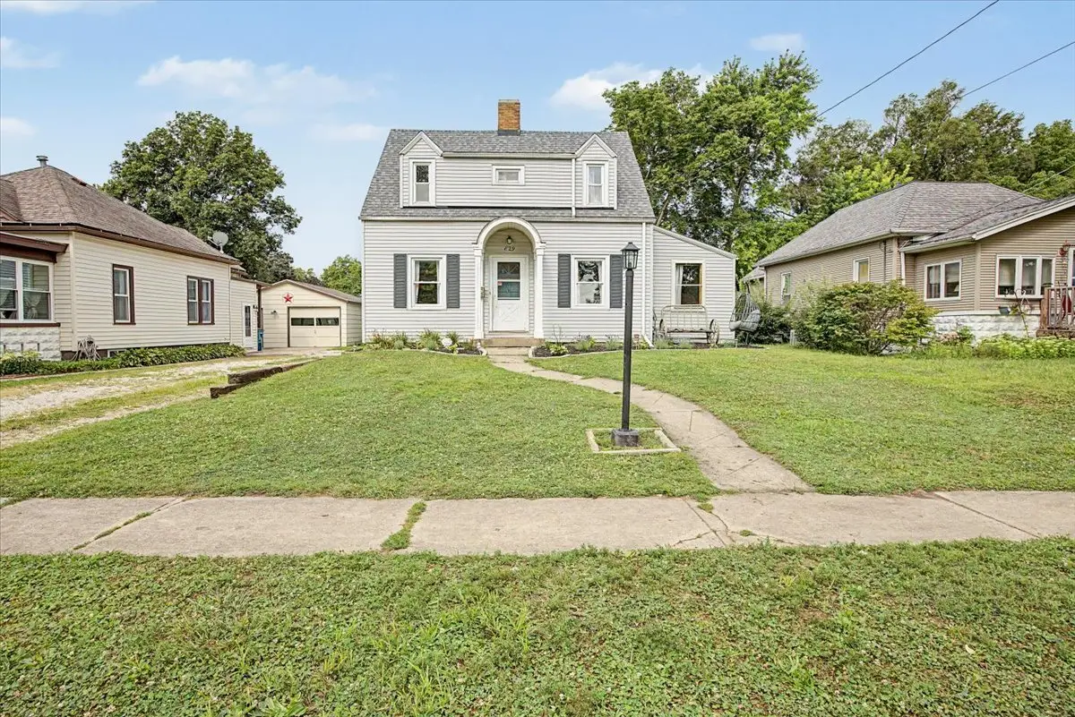 829 S Locust Street, Pontiac, IL 61764 - #1