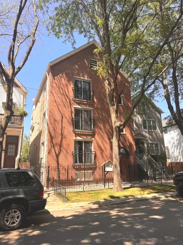 1942 W Melrose Street, Chicago, IL 60657