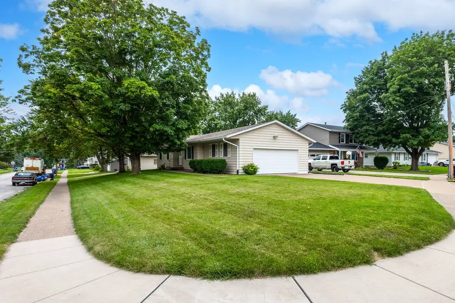 3334 S Hampton Drive, Bettendorf, IA 52722 - #2