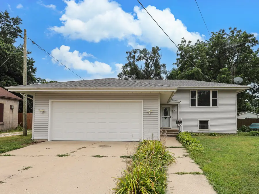 105 W Oak Street, Coal City, IL 60416 - #2