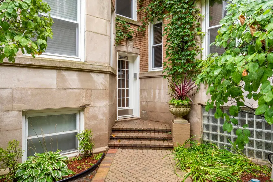 869 W Cornelia Avenue #3, Chicago, IL 60657 - #2