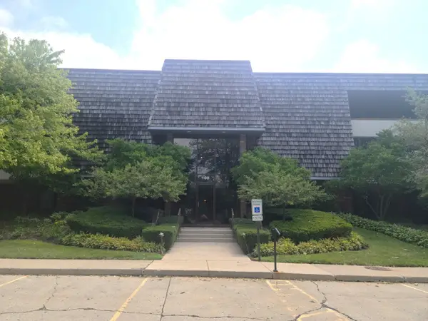 100 Red Top Drive #303, Libertyville, IL 60048