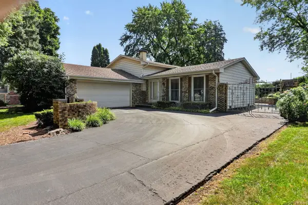 24W635 Woodcrest Drive, Naperville, IL 60540