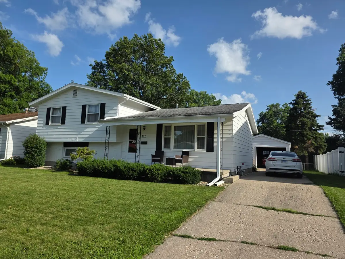 1205 E 18th Street, Sterling, IL 61081 - #1