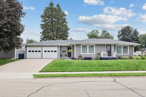 1221 S 10th Street, Clinton, IA 52732