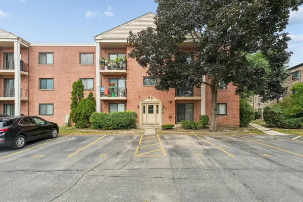 5401 Chateau Drive #4, Rolling Meadows, IL 60008