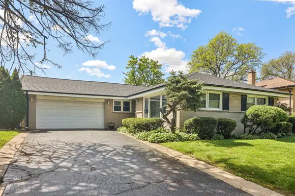 807 E Golfview Drive, Mount Prospect, IL 60056