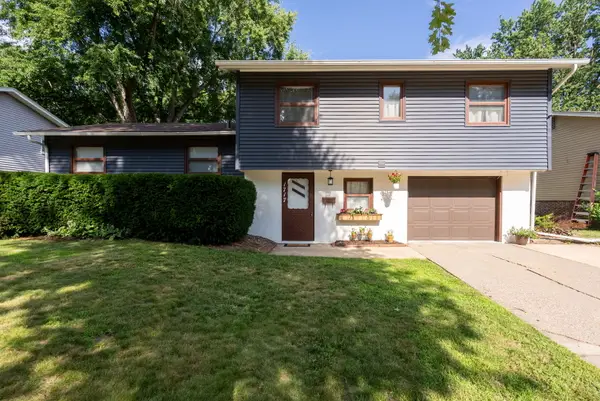1717 Fairmeadows Drive, Bettendorf, IA 52722