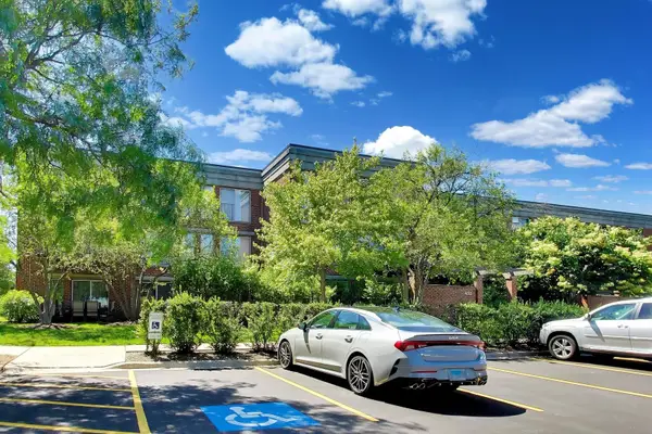 432 Kelburn Road #121, Deerfield, IL 60015