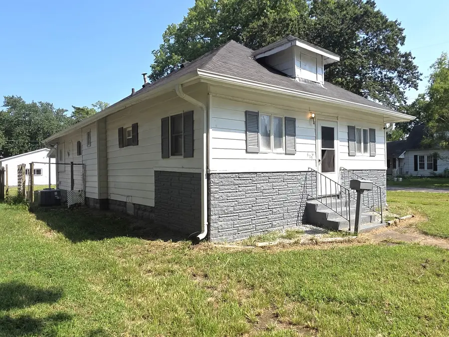 639 S Pine Street, Centralia, IL 62801 - #2