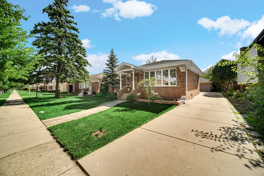 8805 Oriole Avenue, Morton Grove, IL 60053 - #3