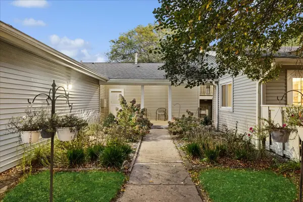 408 Waters Edge Drive #C, McHenry, IL 60050
