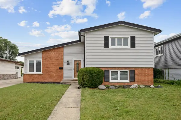 8147 N Chester Avenue, Niles, IL 60714