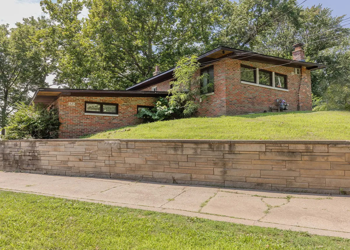 1325-1327 Clay Street, Davenport, IA 52804 - #1